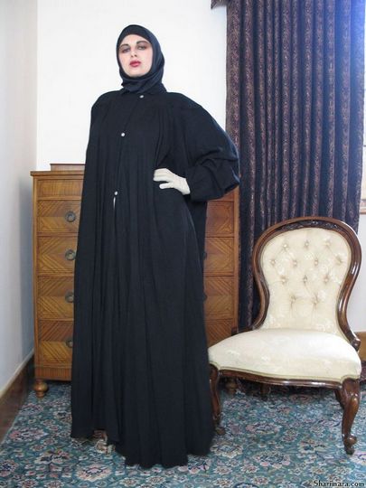 Арабская женщина оказывается абсолютно обнаженной и показывает свои прелести перед камерой