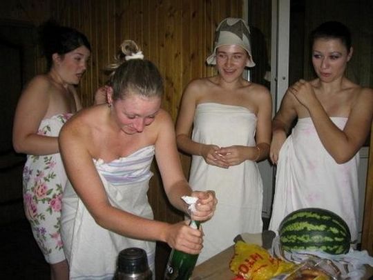 Голые молодухи развлекаются в бане порно фото