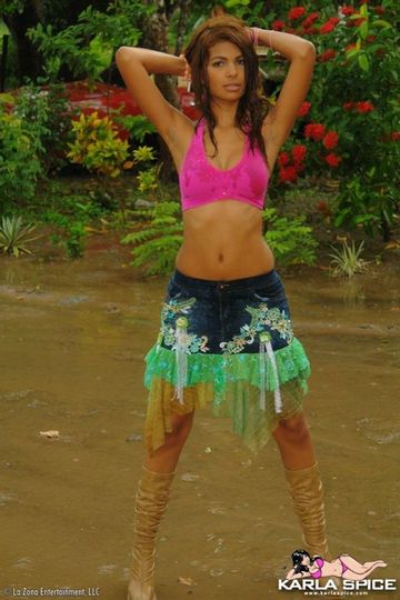 Грудастая девушка-подросток из Венесуэлы Karla Spice позирует на природе в розовом лифчике и трусиках