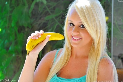 Ласкает свою вагину бананом